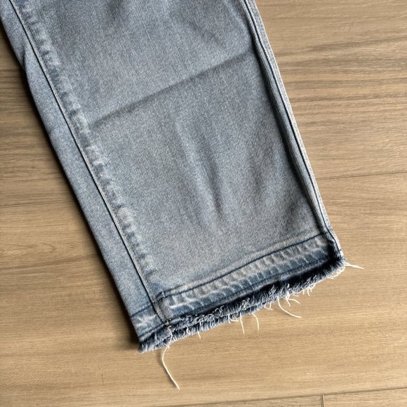 ANN TAYLOR LOFT WOMEN'S LIGHT WASH DISTRESSED STRAIGHT CROP BLUE JEANS SIZE 26/2 - Picture 5 of 10
